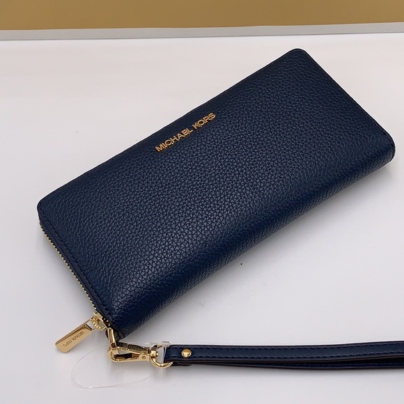 MICHAEL KORS Large Travel Continental
Leather WALLET WRISTLET
NAVY COLOR - Picture 2 of 13